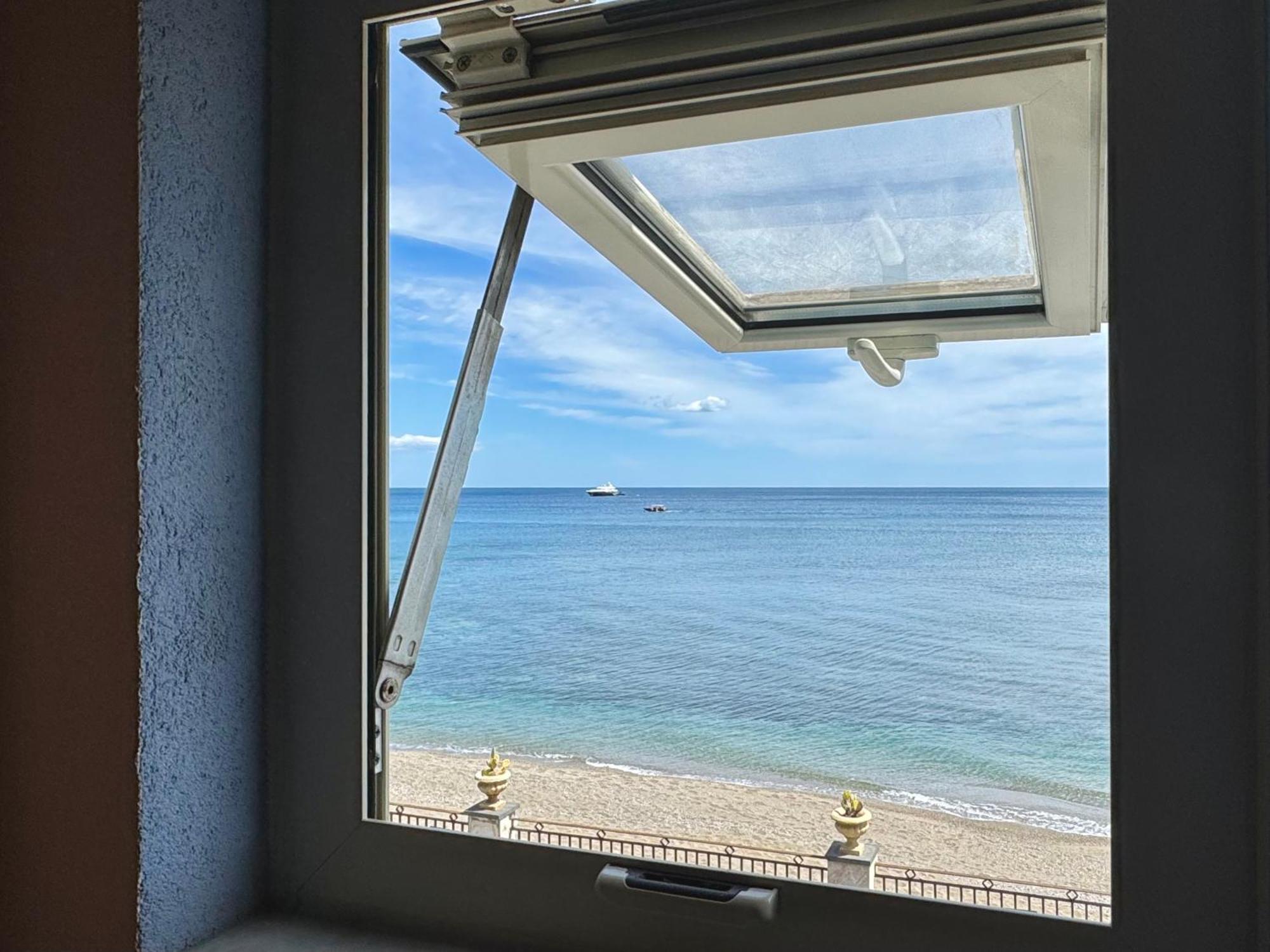 Maremare Apartments Giardini Naxos Eksteriør billede