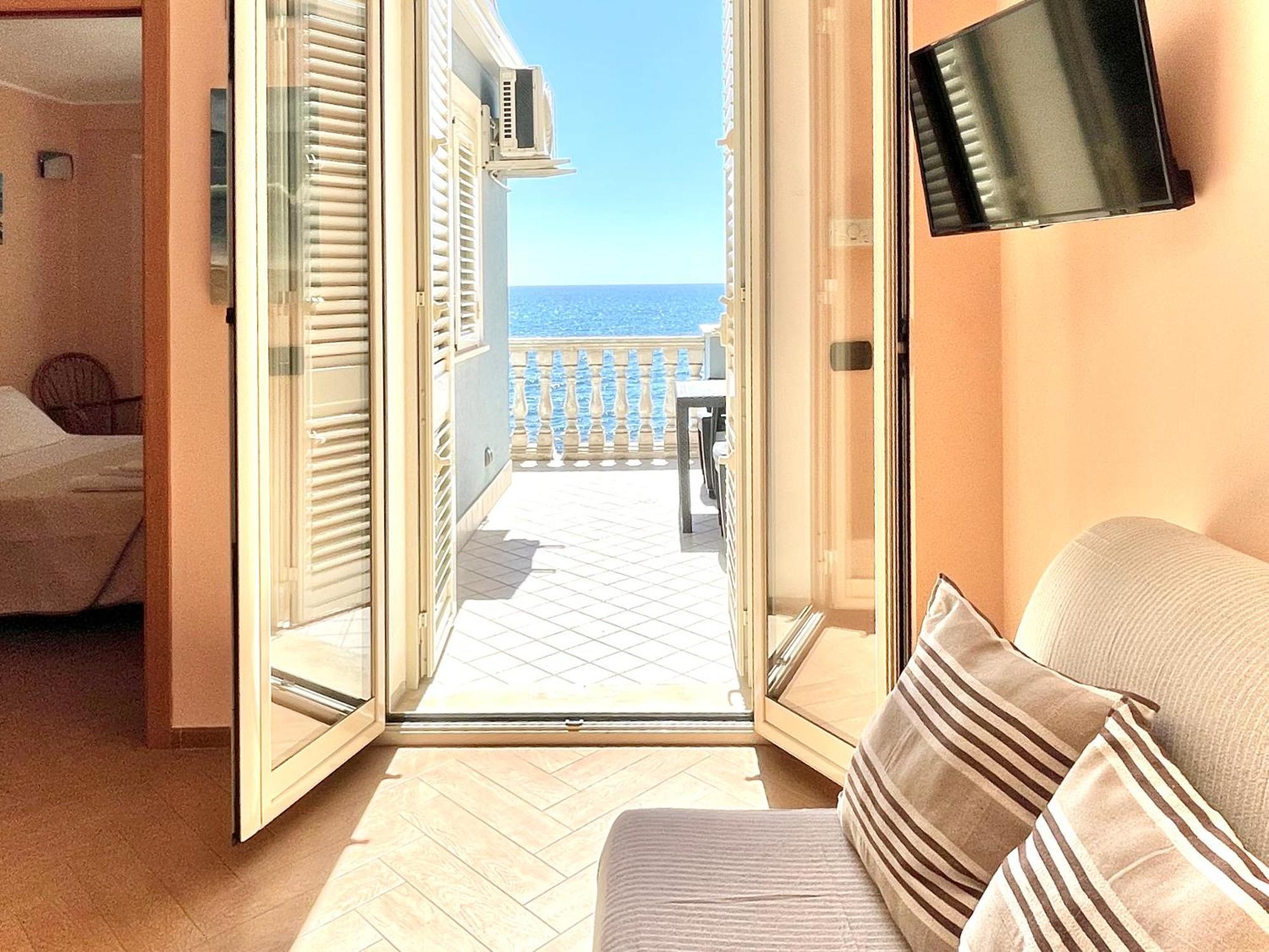 Maremare Apartments Giardini Naxos Eksteriør billede